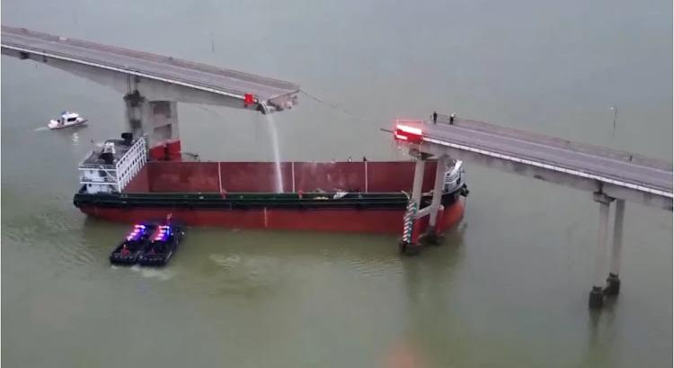Uszály ütközött egy hídnak Kínában – halottak és eltüntek