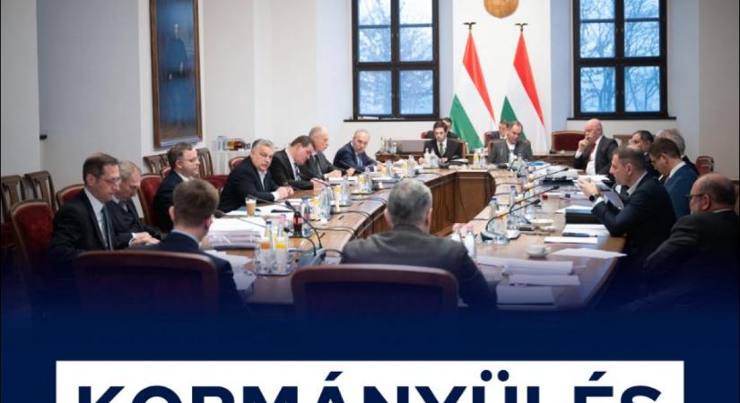 A nők pótolhatatlanok a politikában - mondta Orbán még az évértékelőn, majd kinevezett két férfit a távozók nők helyére