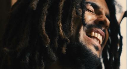 Színes poptörténeti képeskönyv és rohadt nagy kapufa a Bob Marley életrajzi film