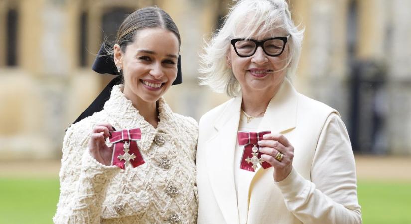 Jótékonysági munkájáért kapott kitüntetést Vilmost hercegtől Emilia Clarke
