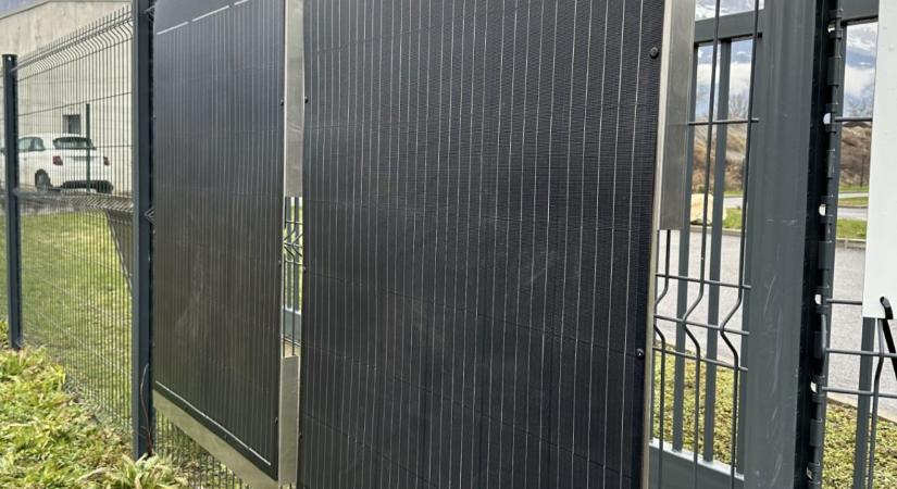 A kerítésre telepítenek napelemeket, gyorsan megtérülhet!