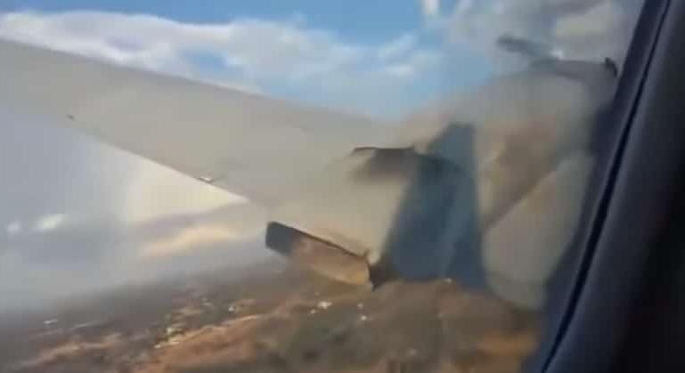 Rémálommá vált: Utas vette videóra, ahogy a repülőgép szárnya elkezdett szétesni a felszállás után – Videó