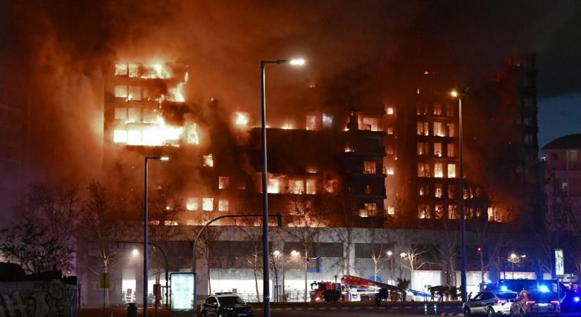 Hatalmas lángokkal égett egy emeletes lakóház Valenciában