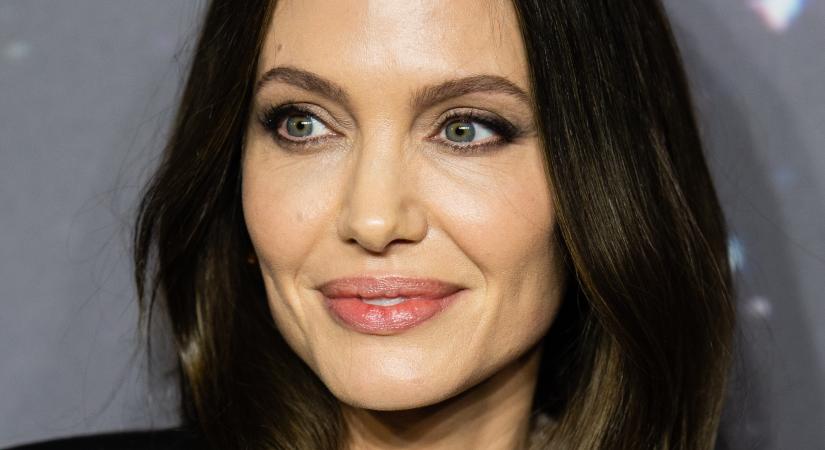 Hajszínt váltott Angelina Jolie