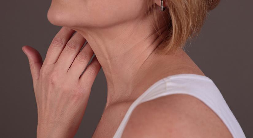 Félperces nyújtó gyakorlat a feszesebb nyak- és állvonalért: ellazítja az izmokat