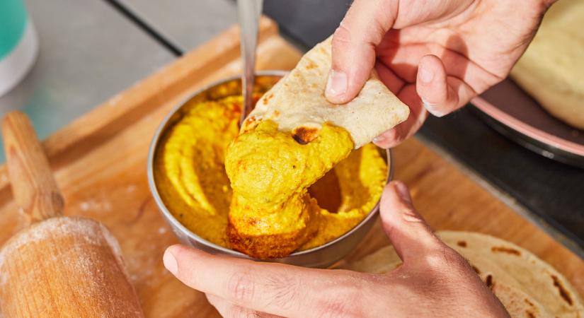 Chapati mangós-currys hummusszal