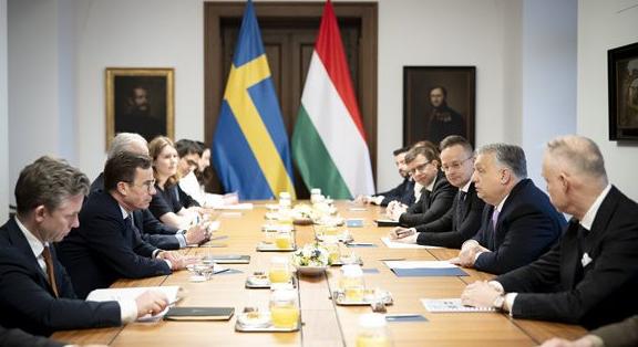 Orbán Viktor a svéd miniszterelnökkel tárgyalt: négy új Gripent vesz Magyarország