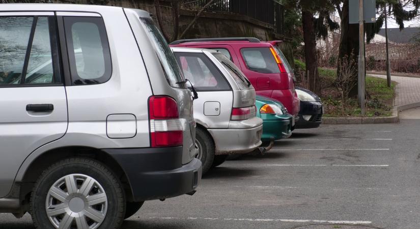 Problémás a parkolás a Berzsenyi lakótelepen – sokszor az ott élők szenvednek a terheléstől