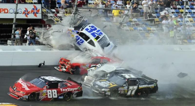 „Véres, sikoltozó emberek mindenhol” – A NASCAR daytonai horrorbalesete