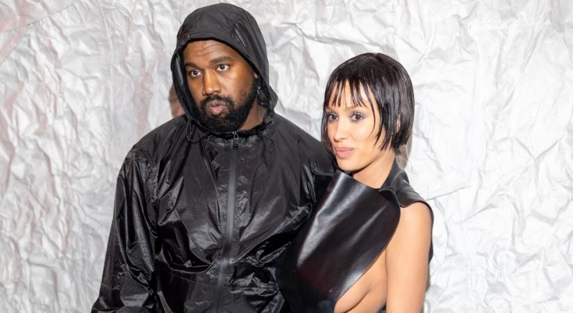Ruhának nehezen kinéző szettben sokkolt Kanye West felesége a milánói divathéten