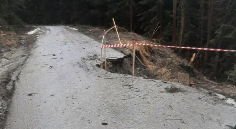 Földcsuszamlás miatt járhatatlanná vált az út Észak-Szlovákiában