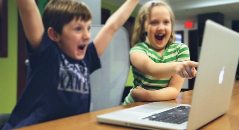 Jó hír az iskoláknak! Újabb 193 ezer laptopot kaphatnak a tanintézetek