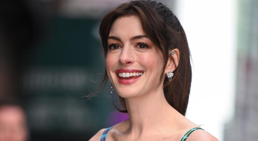 Anne Hathaway vörös bőrszerkóban lopta el a showt
