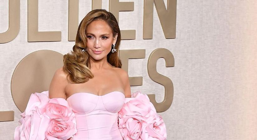 Nem tudjuk levenni róla a szemünk: áttetsző kezeslábasban rázta a fenekét Jennifer Lopez