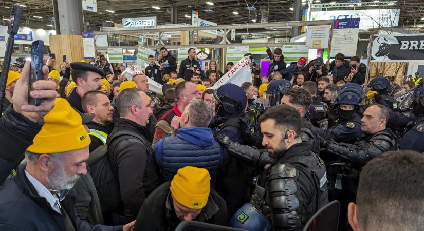 Dühös francia gazdák rohamozták meg a párizsi mezőgazdasági kiállítást