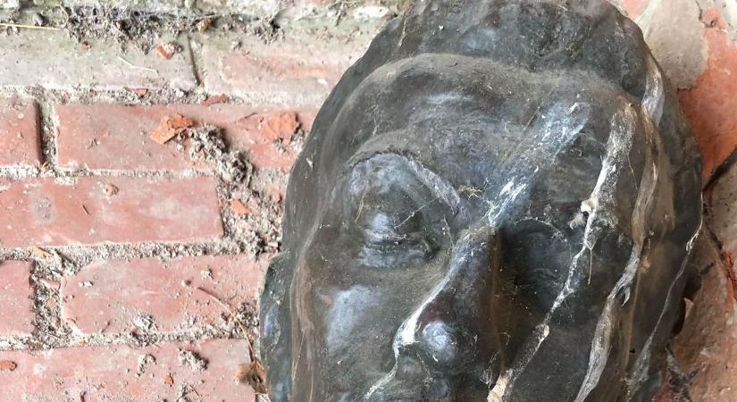 Lefejezték és ellopták a pannonhalmi Radnóti-szobrot  képek