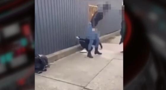 Fejbe rúgta lánya iskolatársát egy nő, a gyerek elájult a támadás után - videó
