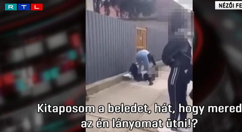 Videóhívásban nézte végig az apa, ahogy ájulásig veri a 14 éves lányát egy nő az iskola előtt Ócsán