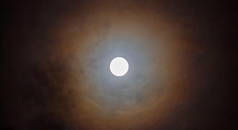 Nap képe: éjféli holdkoszorú Vásárhely égboltján