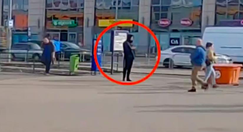 Kamera rögzítette: ájultan esett össze az ATV riportere az Örs vezér téren - Videó