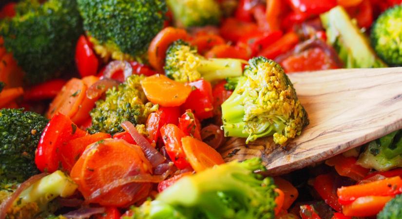 Fűszeres, egyserpenyős zöldségek: gyors, vitaminbomba köret