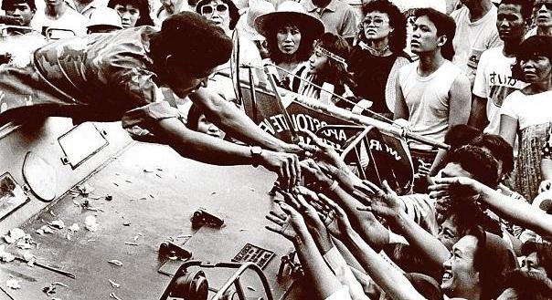 1986. február 25.: Marcos Fülöp-szigeteki diktátor bukása