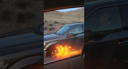 Lángoló kerékkel hajtott egy férfi a Fordjával az autópályán teljesen nyugodtan