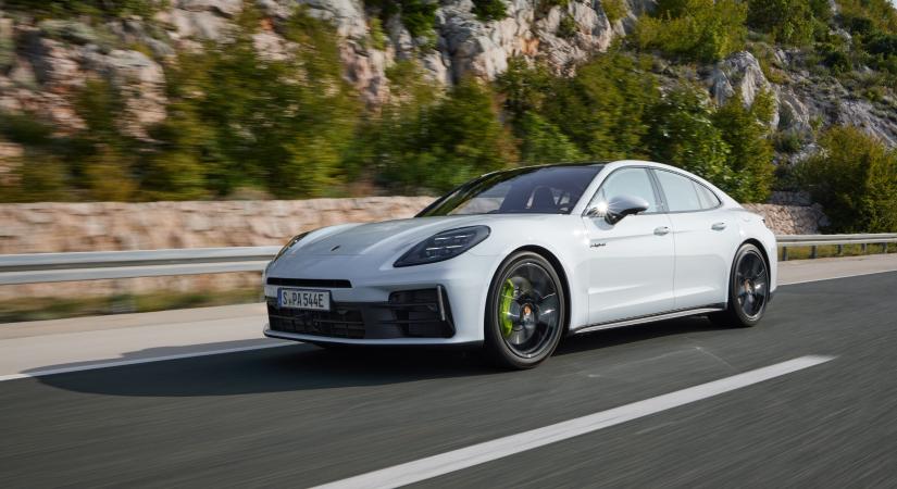 A Porsche bemutatja a Panamera két új E-Hybrid változatát