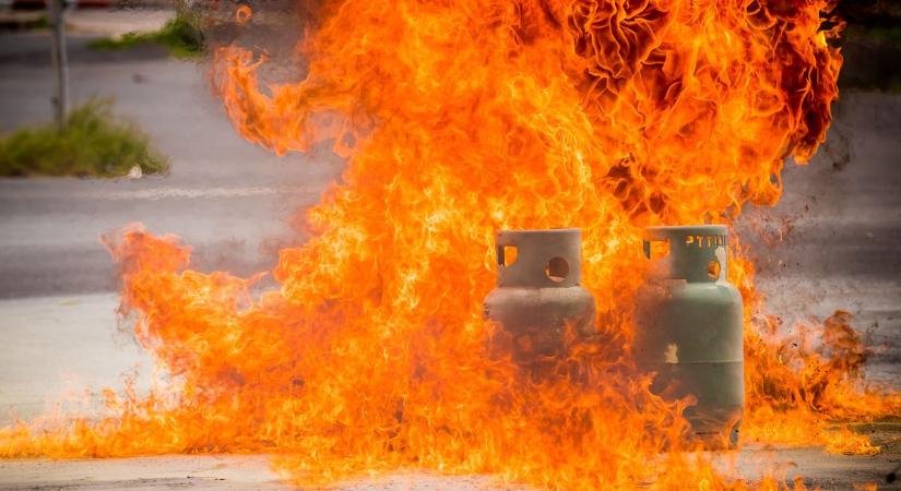 Felrobbant egy gázpalack: az abonyi Nép utcába riasztották a tűzoltókat