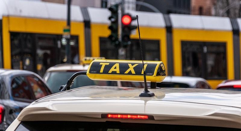Az internetes fuvarmegosztók szigorúbb szabályozásáért tüntetnek a taxisok