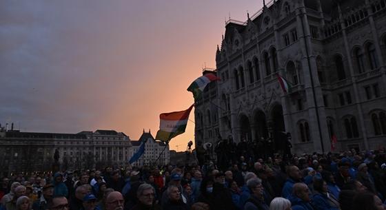 Ungár Péter hisztériaellenzékezve magyarázza, miért nem voltak ott a vasárnapi tüntetésen