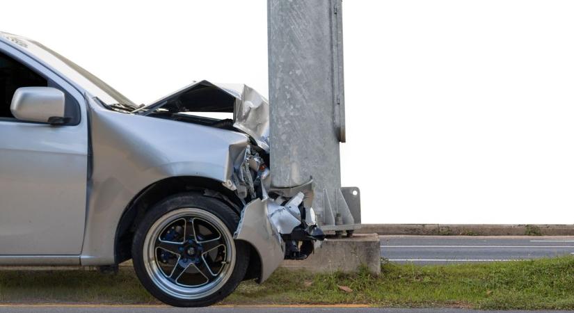 Villanyoszlopnak csapódott egy autó Jászkiséren