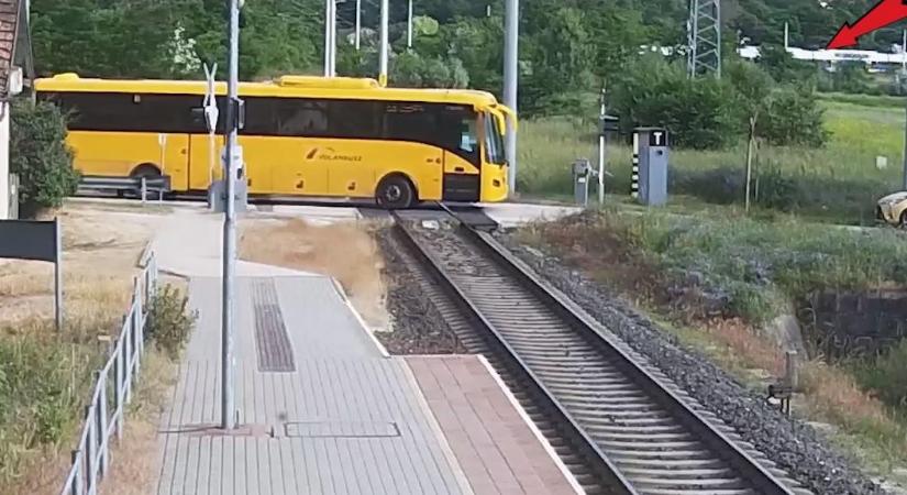 Hiába a tilos jelzés, áthajtott a vasúti átjárón a buszsofőr: közben le is rombolta – videó