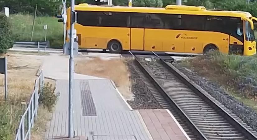 Tilos jelzés ellenére hajtott a sínekre a Volán buszsofőrje, a sorompót is letörte – VIDEÓ