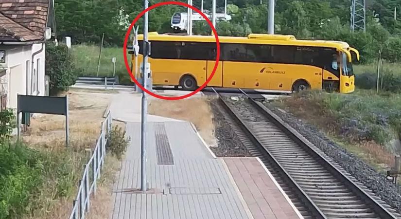 Piroson zúzott át a buszsofőr a vasúti átjárón, a sorompót is letörte