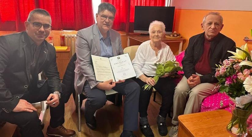 95. születésnapján köszöntötték Halasi Mártonnét a város elöljárói