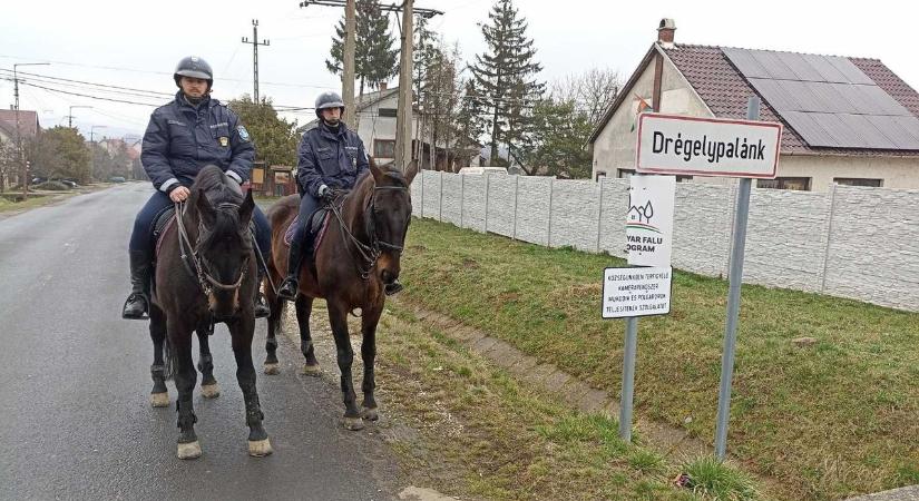 Lovas rendőrök láttak el szolgálatot Drégelypalánkon
