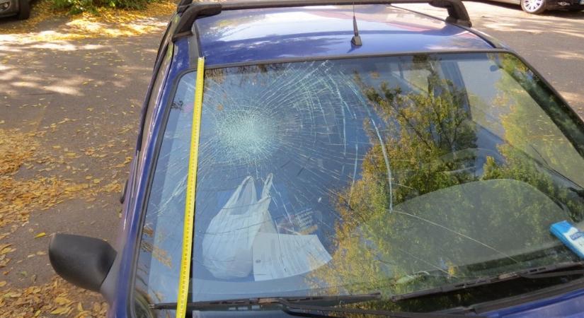 Befejezett nyomozás: betörte vitapartnere autójának szélvédőjét egy férfi Vásárhelyen