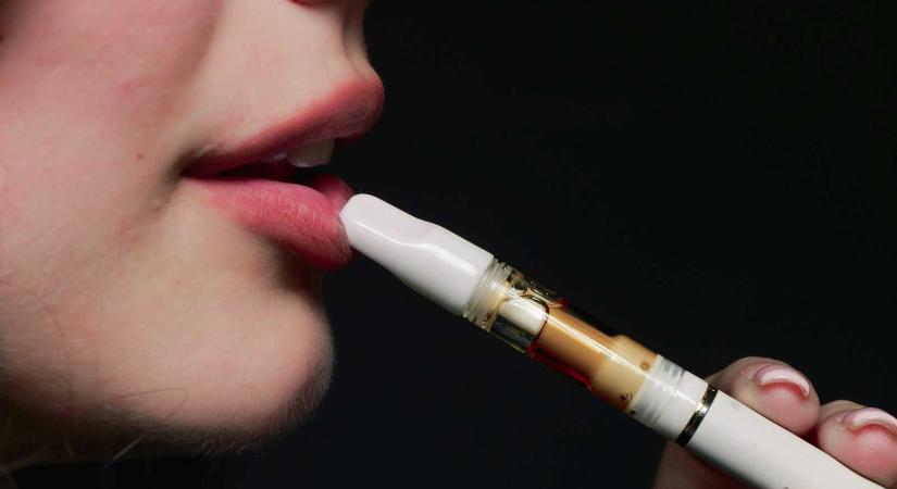 Tiltással védik a kiskorúakat az elektromos cigarettáktól