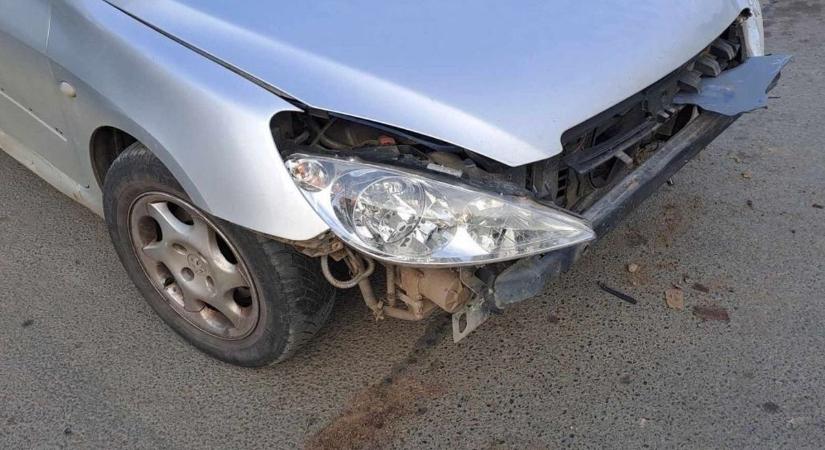 Nagy csattanás után tűnt el a Peugeot eleje Berettyóújfaluban