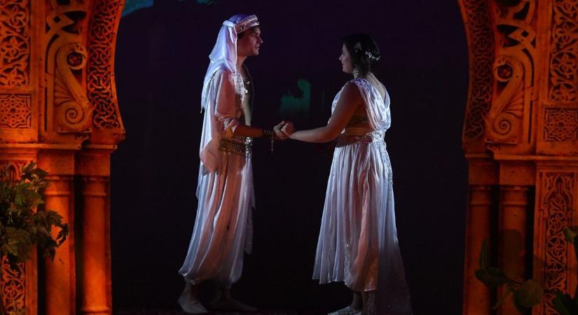 Aladdin és Jázmin kalauzolja végig a nézőt ezeregy éjszakán