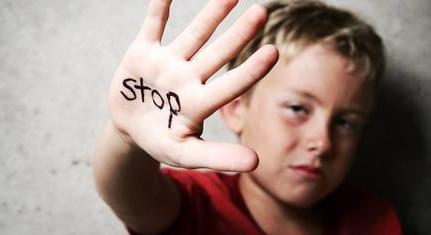 A pszichológus szerint bocsánatot kellene kérni a bántalmazott gyerekektől