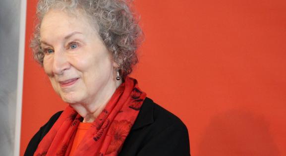 Margaret Atwood 35 szerzőtárssal írt közös karanténregényt