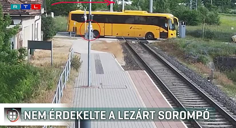 Letörte a sorompót és a tilos jelzés ellenére a sínekre hajtott egy buszsofőr, eltiltanák a vezetéstől
