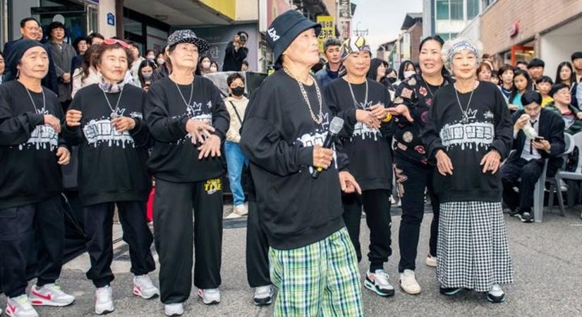 Viharos gyorsasággal robbant be 8 nagymama a dél-koreai rapperek közé