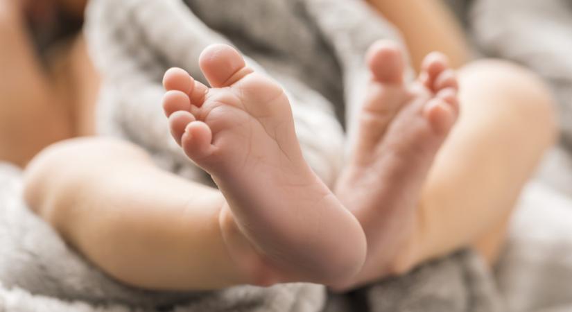 Nem volt idő beérni a kórházba, a mentők segítségével otthon hozta világra babáját egy kismama