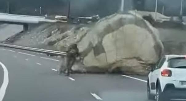 Véletlenül az autópályán landolt egy ejtőernyős katona – videó