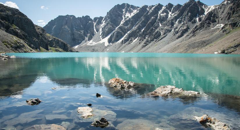 Három cseh és egy szlovák síelő vesztette életét lavinában Kirgizisztánban