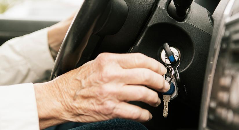 Ezt üzenik a szakértők az idős autóvezetőknek