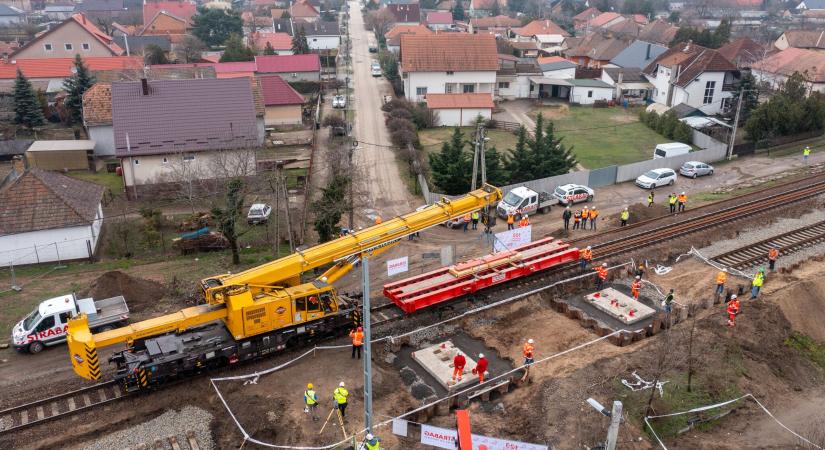 Látványos munkálatok Dunaharasztiban: beemelték az épülő aluljáró fölé az ideiglenes vasúti hidat